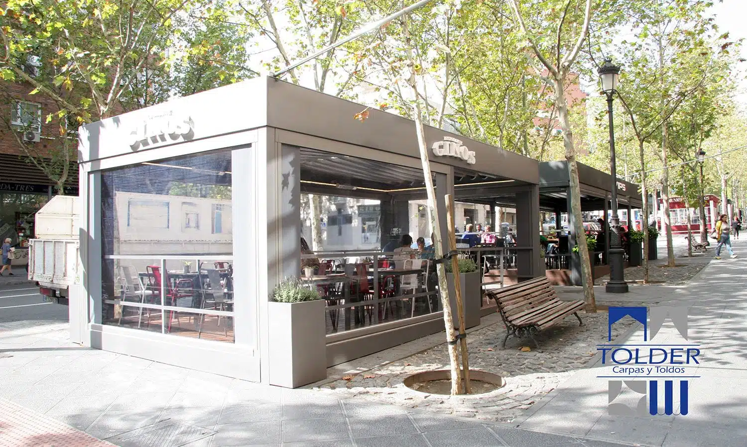 Ginos Rivera de Curtidores4 Pérgola restaurante VIPS y GINOS Rivera de Curidores, Rastro de Madrid, detalle exterior.