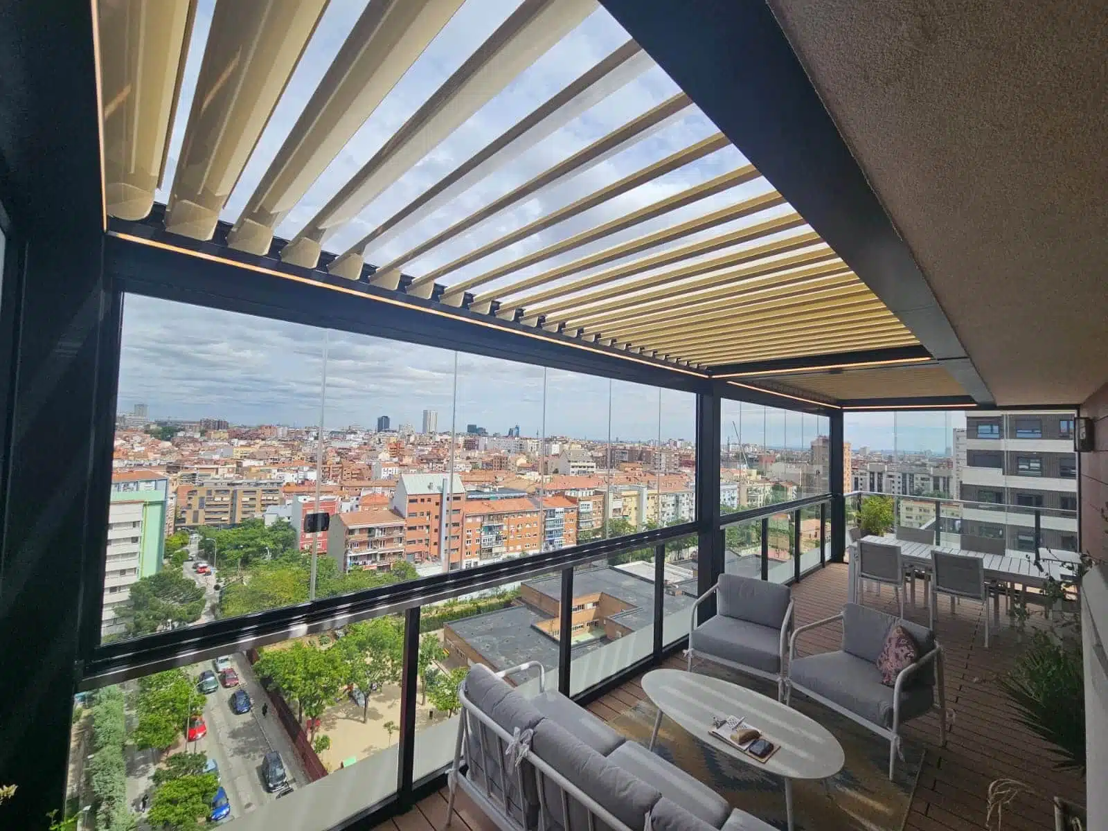Pergolas bioclimaticas con cortinas de cristal - Tolder
